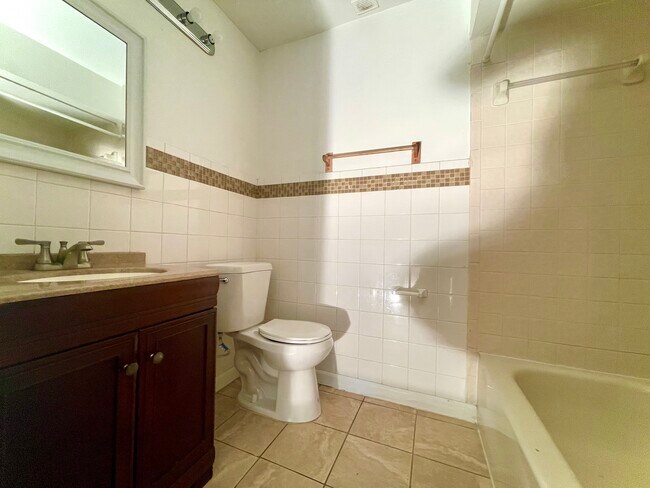 Tocador con dos vistas al baño - 3828 Southpointe Dr