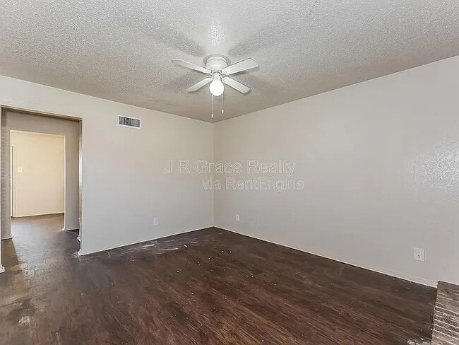 Building Photo - Room in Apartment on Shadydell Dr