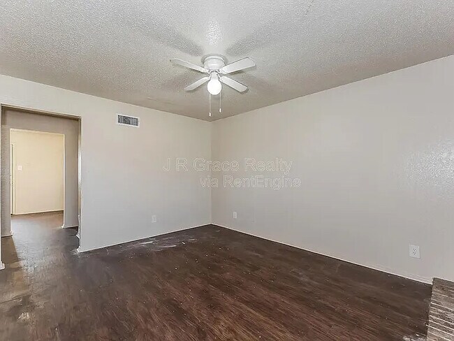 Foto del edificio - Room in Apartment on Shadydell Dr