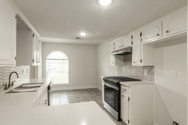 Foto del edificio - 4206 Oak Shadows Dr