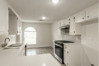 Building Photo - 4206 Oak Shadows Dr