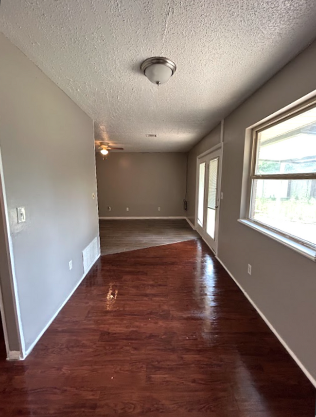 Building Photo - Spacious 3 Bedroom House