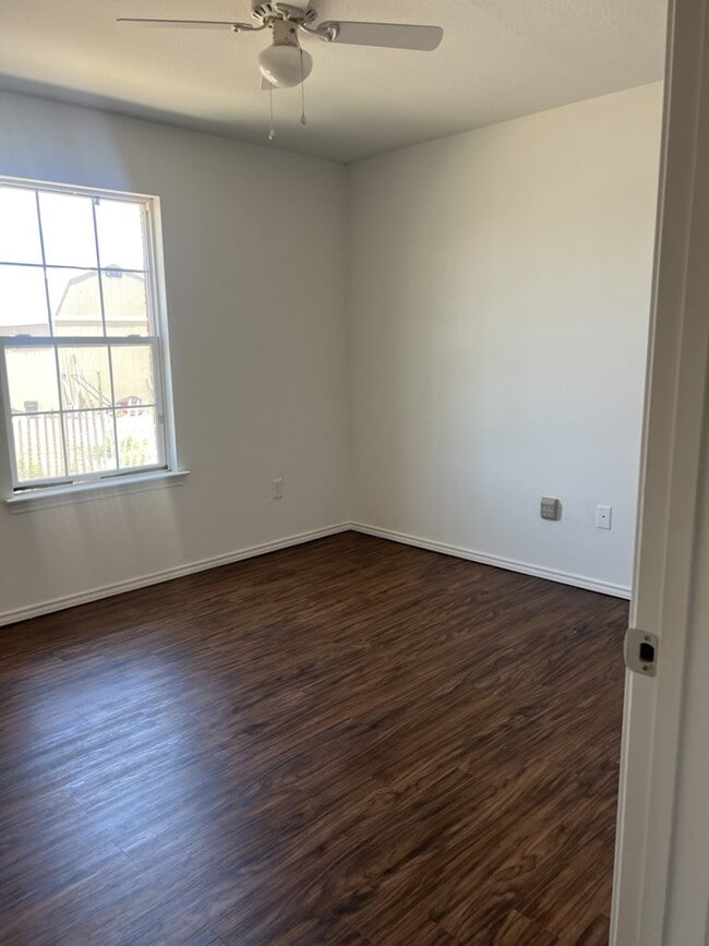 Building Photo - 810 W 10th St