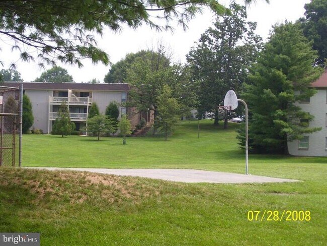 Foto del edificio - 5808 Royal Ridge Dr