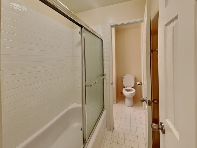 Foto del edificio - Upstairs Corner Unit 2/1.5 Condo Available Now!