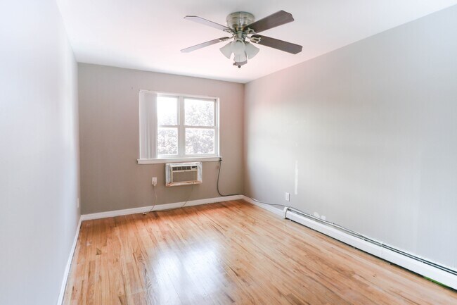 Building Photo - Large 2BR w/Dining & Parking Included