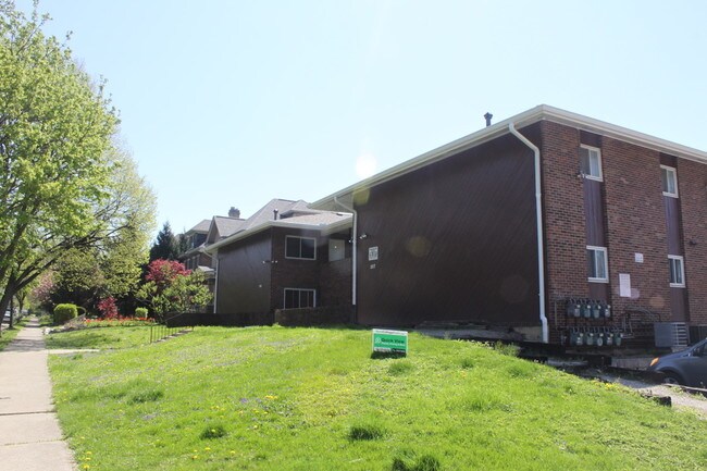 Building Photo - 357 E 14th Ave