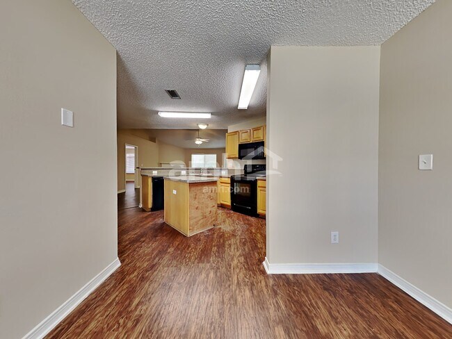 Foto del edificio - 1288 Summit Oaks Dr W