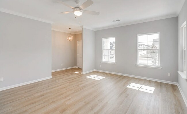 Foto del edificio - Spacious 5-Bedroom Home with Modern Finishes in Prime Elgin Location