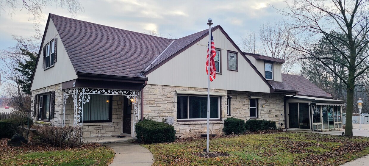 Primary Photo - 7927 W Bluemound Rd