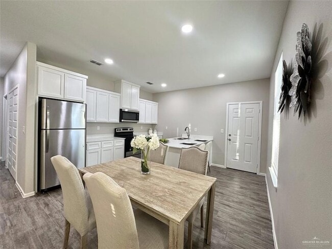 Building Photo - 1513 Shavano Dr