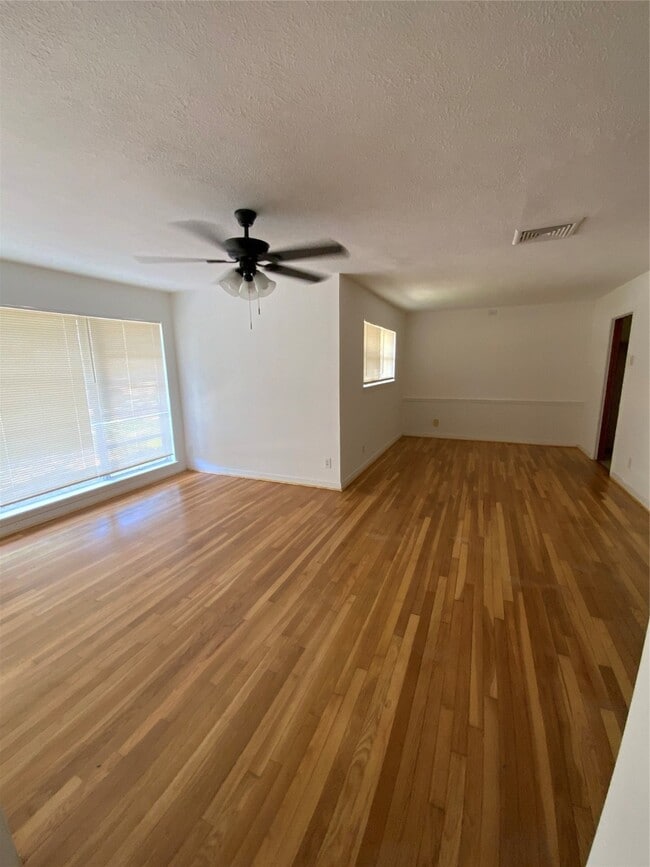 Building Photo - 405 Azalea Dr