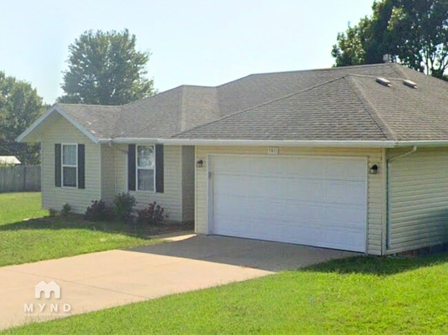 Building Photo - 701 N Pinewood Ave
