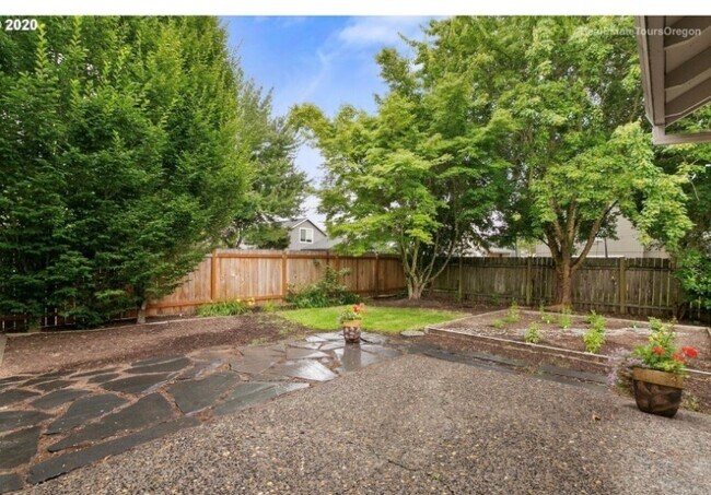 Foto del edificio - 16284 NW Lyndel Ln