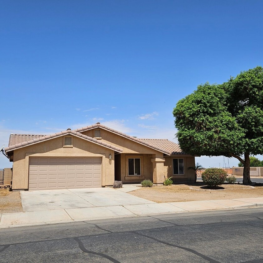 Building Photo - Updated rental on corner lot