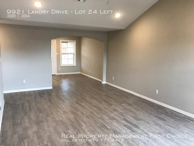 Building Photo - 3 BED 2.5 BATH TOWNHOME IN CHAFFEE CROSSING