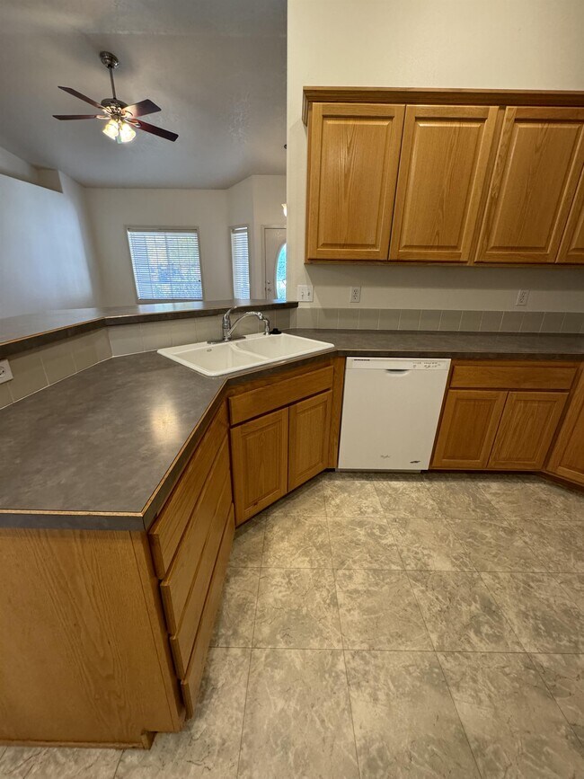 Foto del edificio - 946 Mount Hood Pl N
