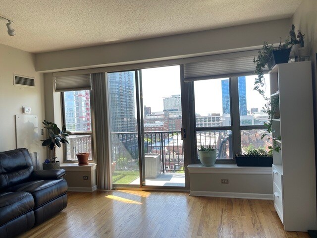 Foto principal - 1717 S Prairie Ave