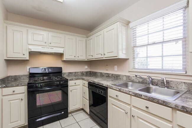Building Photo - 605 Oxford Crest Ct NW