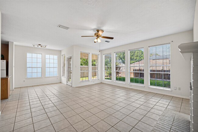 Foto del edificio - 2411 Charter Oaks Ct