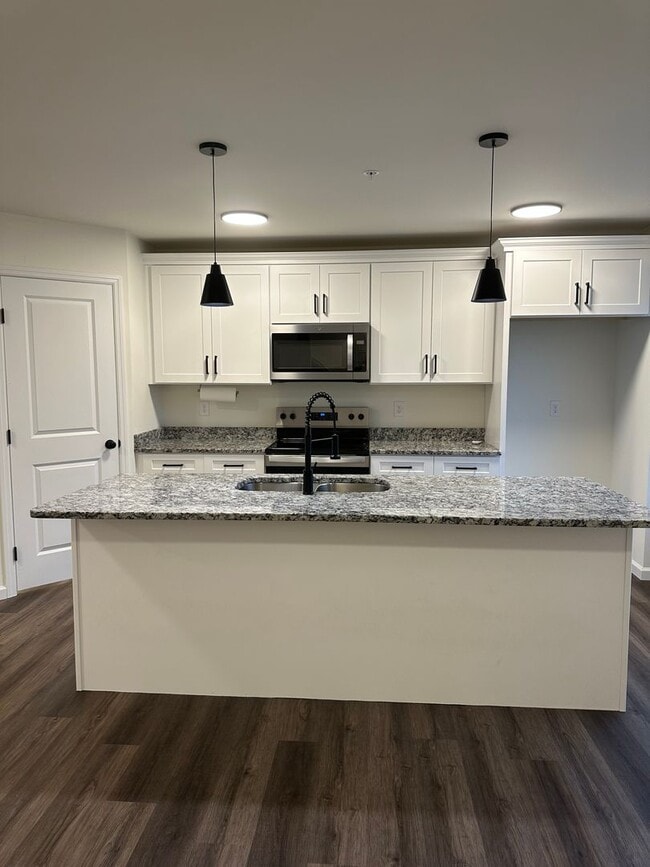 Building Photo - Beautiful Townhouse Available in York