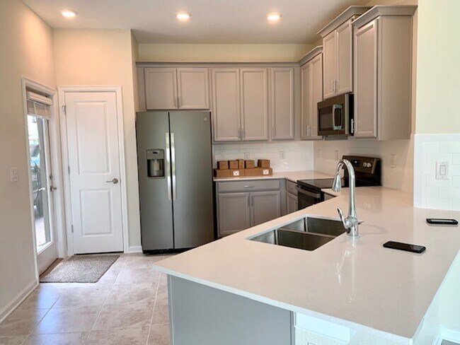 Photo - 5 Bedroom / 3 Bath Town home with 2 car garage