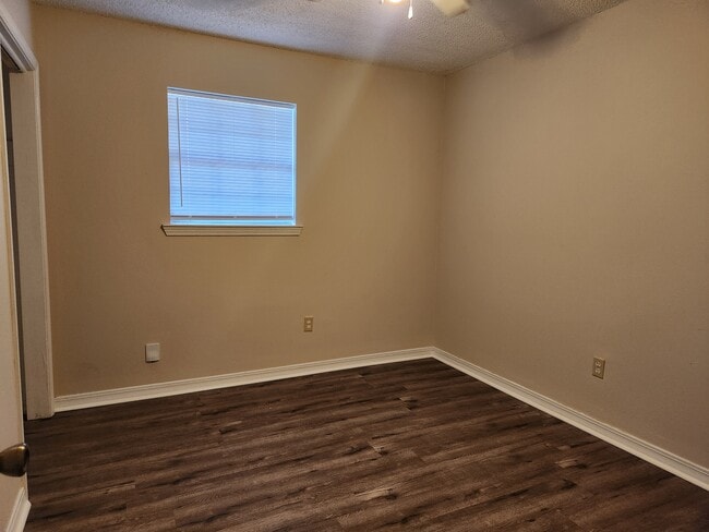 Foto del edificio - 2131 Woodside Dr