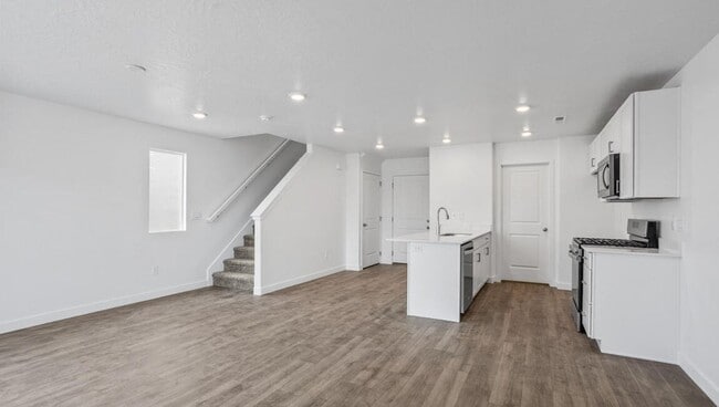 Building Photo - Available Now!! Long Valley Townhome!