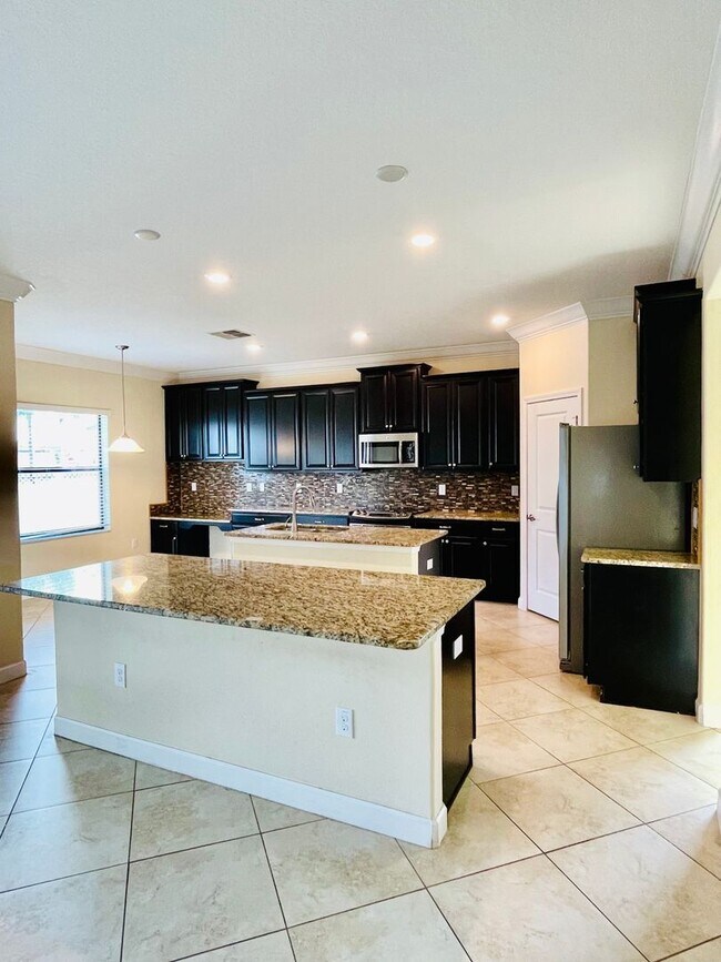 Foto del edificio - 5 bedroom house waiting for you