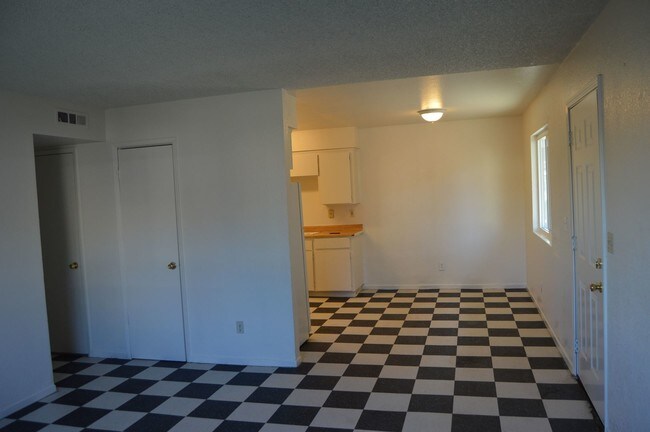 Building Photo - 482 N Glenn Ave
