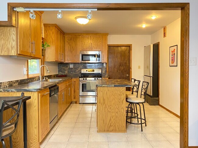 Large kitchen w Island - 221 Arthur Ave SE