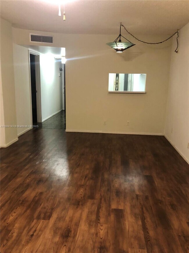 Foto del edificio - 5300 NE 24th Terrace