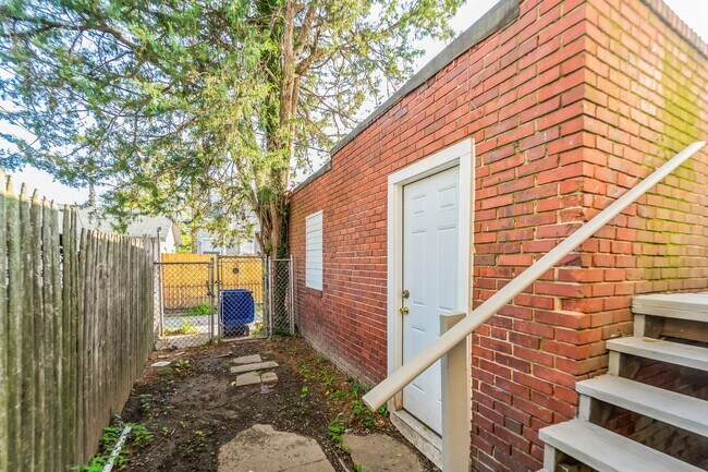 Building Photo - 3 bed 2 bath row home for rent
