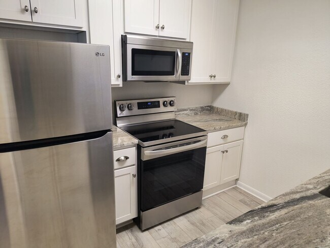 Building Photo - WONDERFUL 2 Bedroom 1.5 Bathroom condo