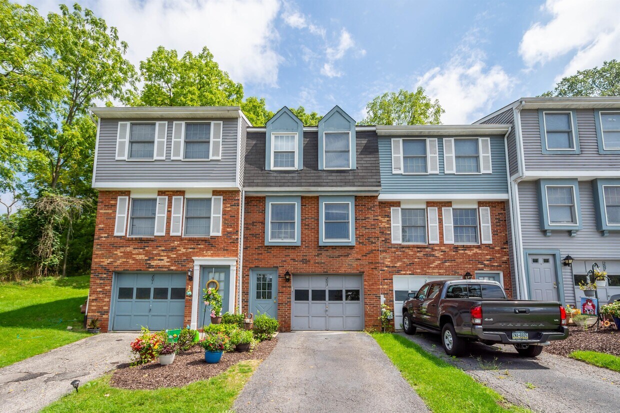 Primary Photo - 203 Shadowlawn Cir
