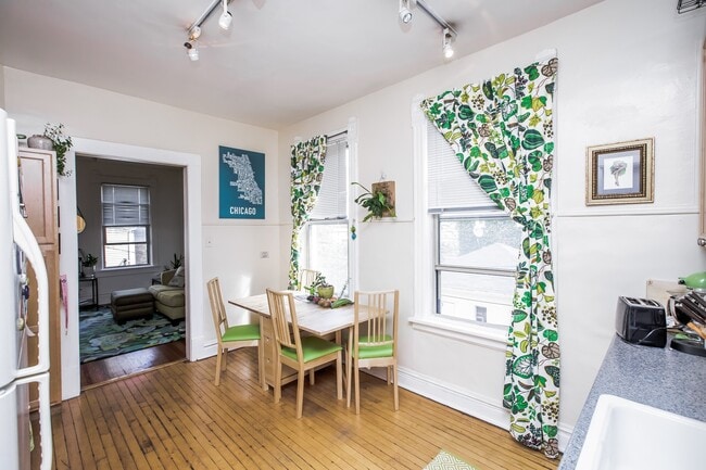 Building Photo - 1bed/1bath, PLUS OFFICE in Bucktown! Central Air, Dishwasher! Free Laundry!