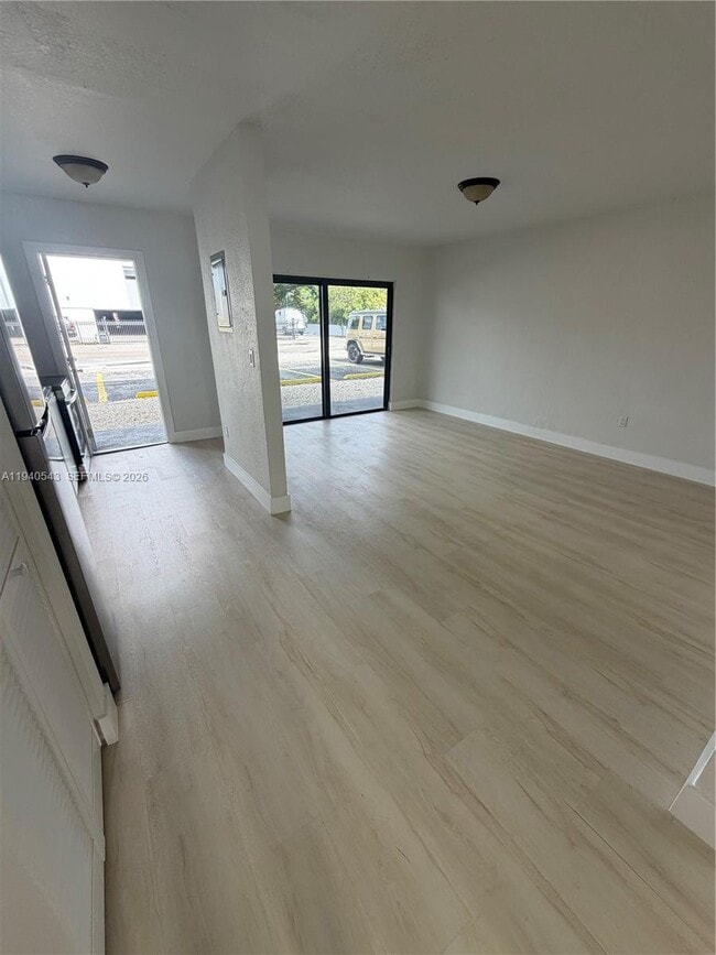 Foto del edificio - 600 NE 142nd St