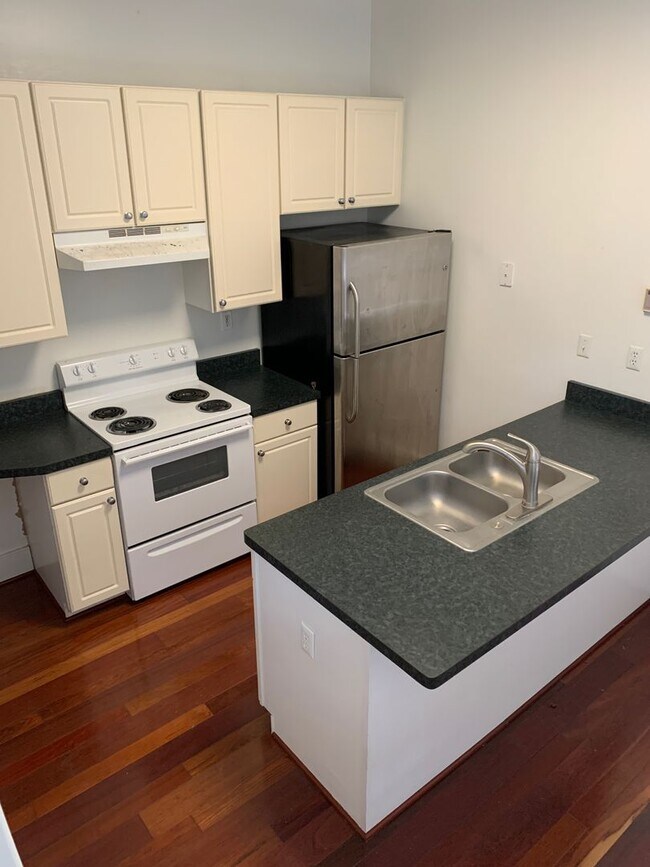 Building Photo - 212 W Main St