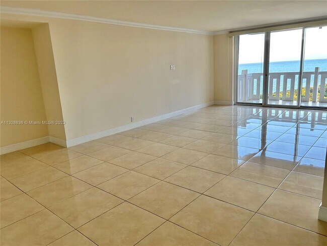 Foto del edificio - 1121 Crandon Blvd