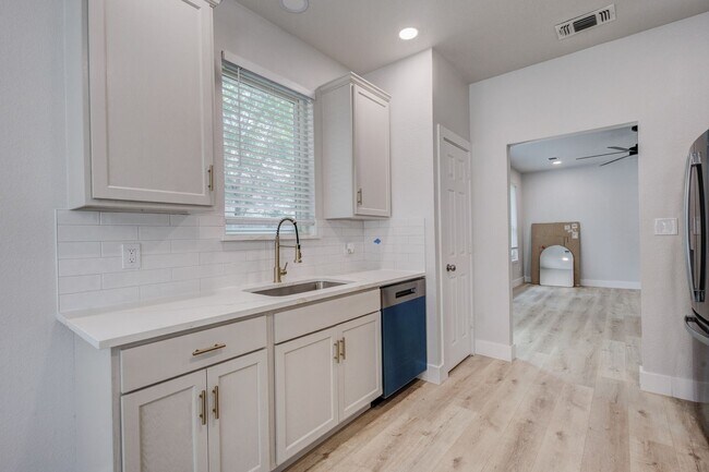 Building Photo - 3948 Overlake Dr