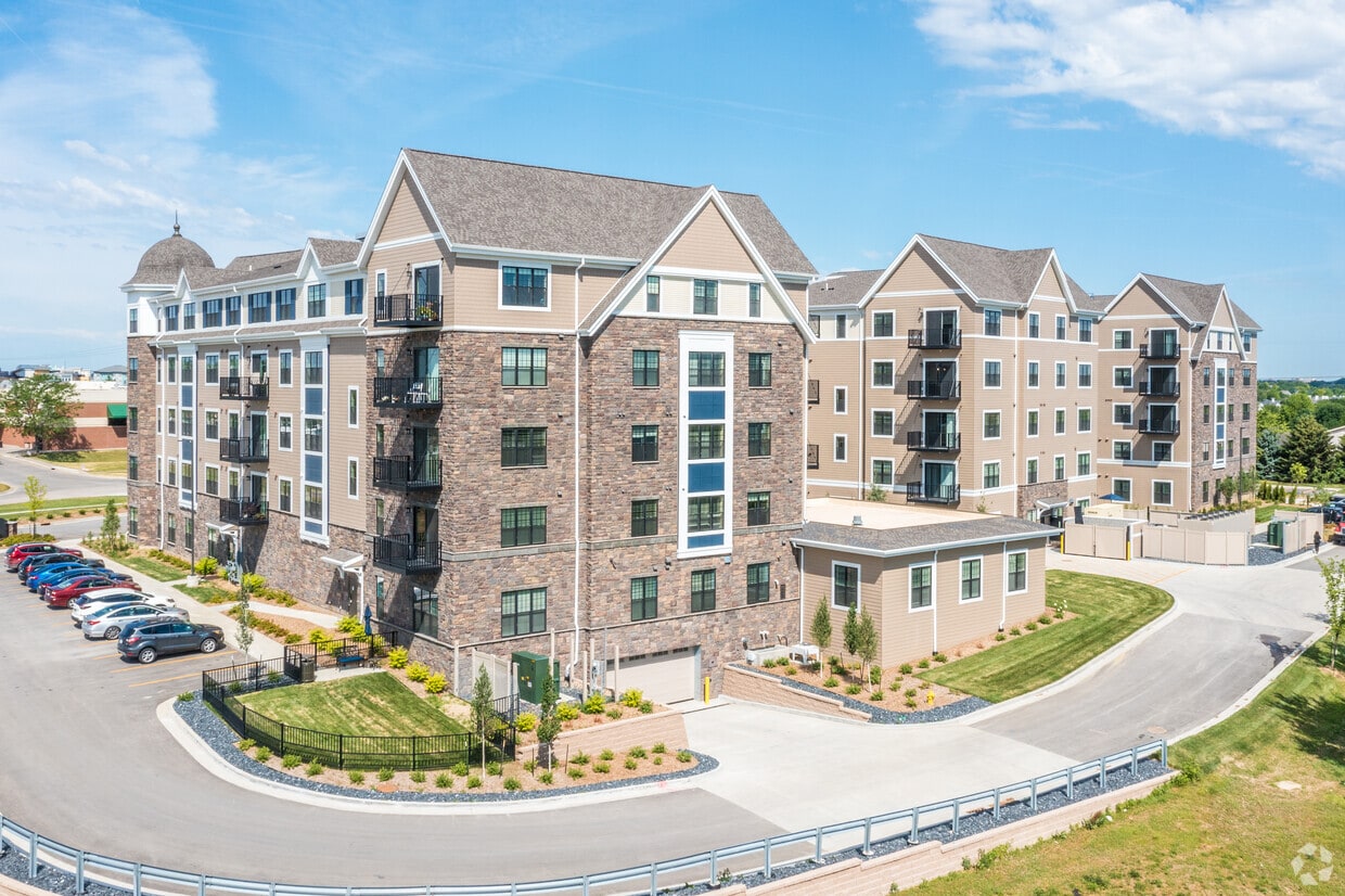 Grand Living at Tower Place Apartments in West Des Moines, IA
