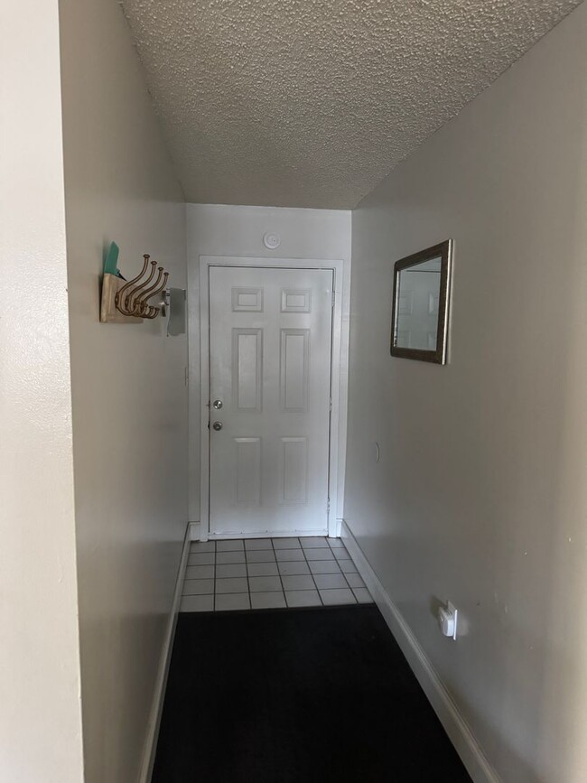 Building Photo - Welcome to this charming 2 bedroom, 2 bath...