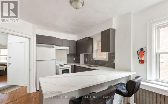 Building Photo - 303 Lonsdale Rd