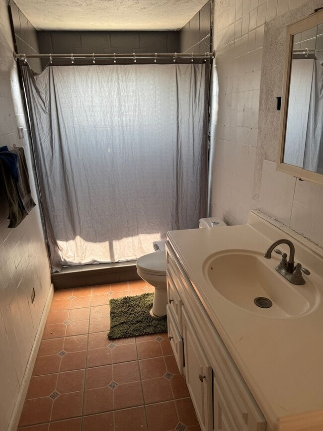 Building Photo - Centrally Located 1 Bedroom Studio Style Rental - Apartamento de una recamara con biles.