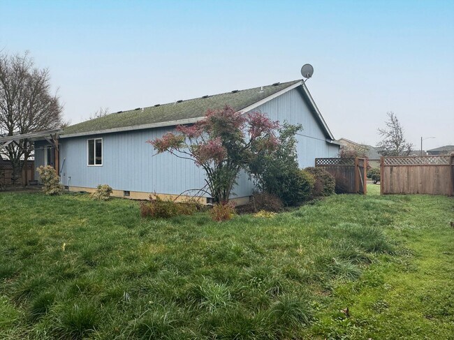 Building Photo - **Applications Pending** Beautiful Pet Fri...