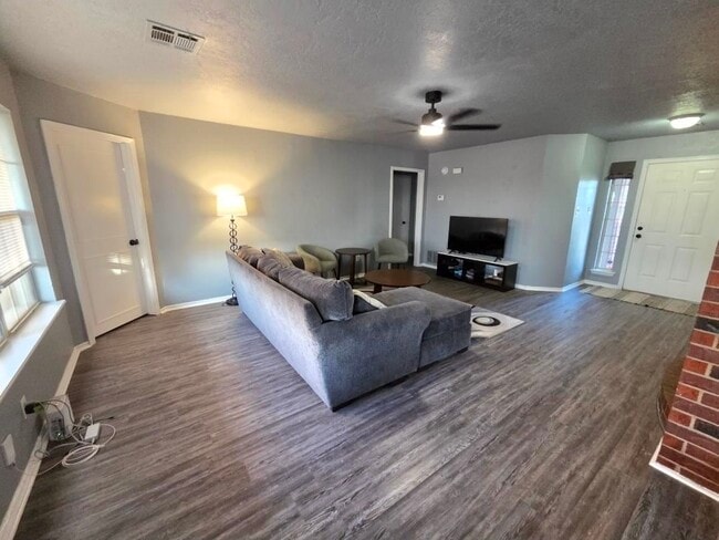 Building Photo - 4806 SE Redbud Pl