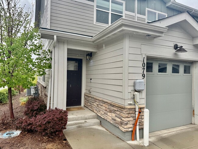 Building Photo - Wonderful End Unit 2 Bed/2.5 Bath Townhome...