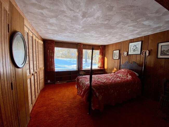 Foto del edificio - Historic Three Bedroom Home Available