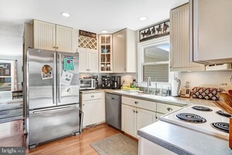 Building Photo - 6302 Shiplett Blvd