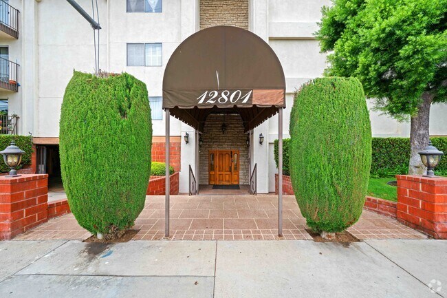 Building Photo - 12801 Moorpark St